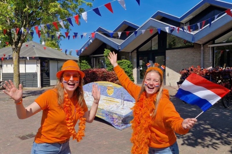 Eerste feestvierders onderweg met trein tijdens Koningsdag
