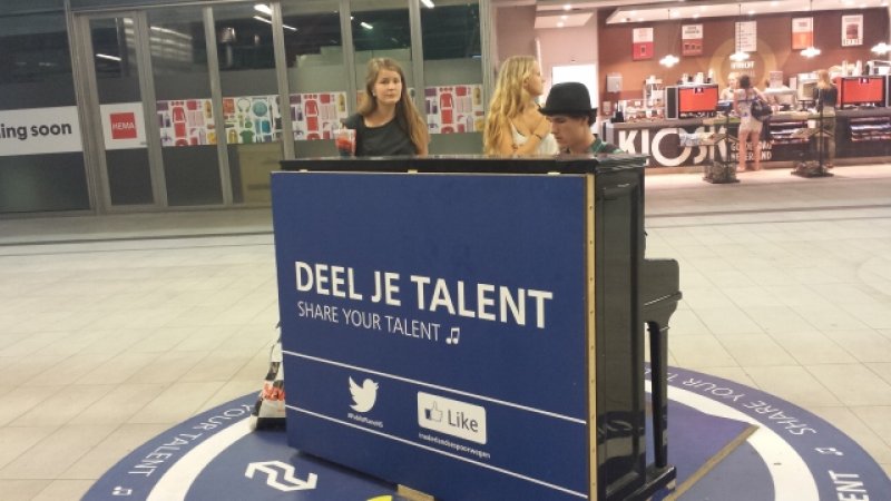 Stationspiano keert na twee jaar terug op Almere Centrum