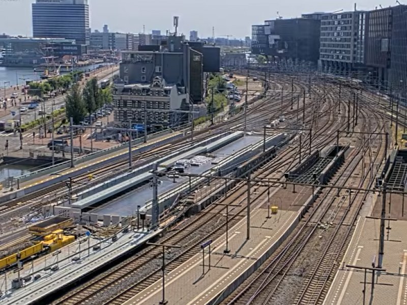 Mijlpaal bij Amsterdam Centraal: tweede nieuwe spoorbrug ingehesen