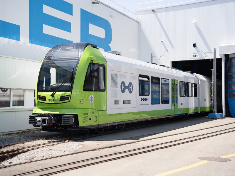 Stadler presenteert eerste smalspoor-waterstoftrein ter wereld in Italië