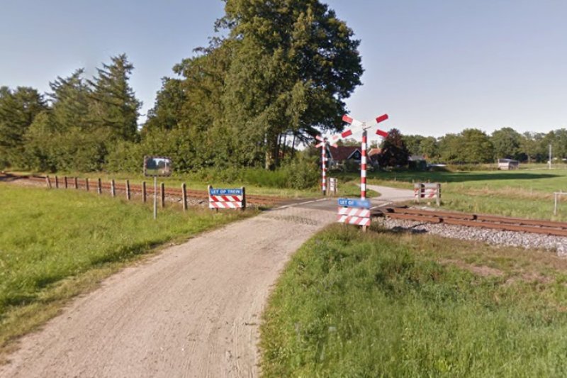 Lichtgewonden bij botsing tussen trein en taxi op onbewaakte overweg