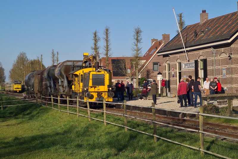 Wagen met bielzen in brand bij Museumstoomtram in Wognum