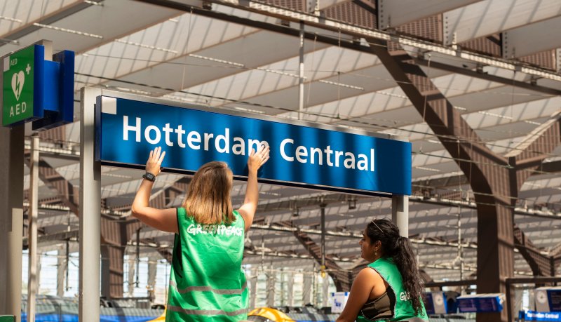 Greenpeace doopt treinstations om vanwege aanhoudende hitte
