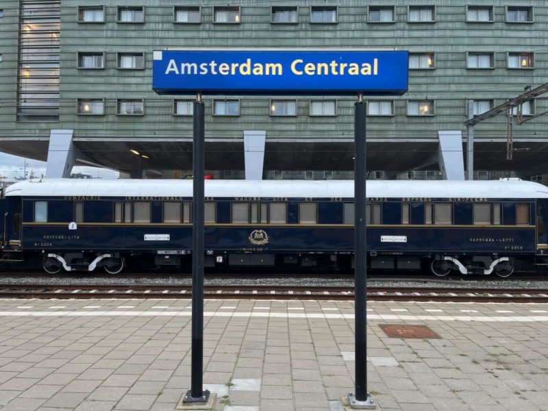 Tijdelijke loopbrug op Amsterdam Centraal tijdens verbouwing spoor 13 en 14