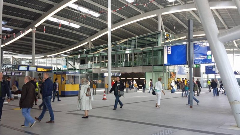 Geel vak op Utrecht Centraal nodigt op maandag reizigers uit om een praatje te maken