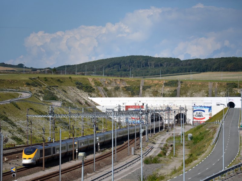 Negentien gewonden bij botsing tussen minibus en goederentrein bij Kanaaltunnel