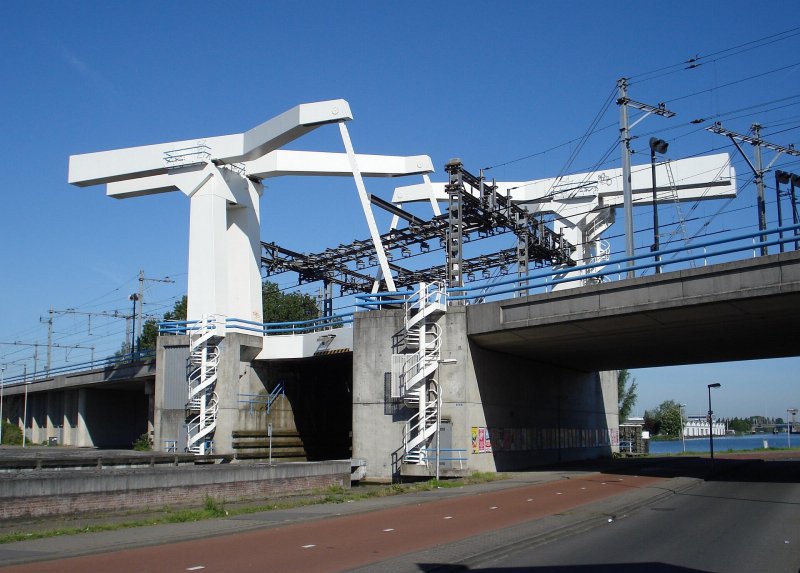 Treinverkeer Rotterdam-Delft ook zondag stil na brandstichting